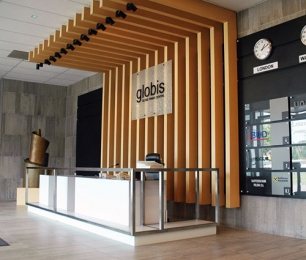 LOBBY GŁÓWNE W BUDYNKU BIUROWYM – GLOBIS WROCŁAW